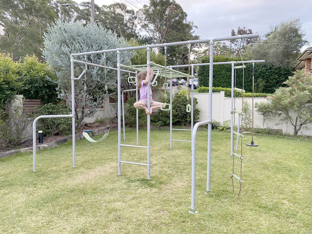 THE XL in green in a family garden