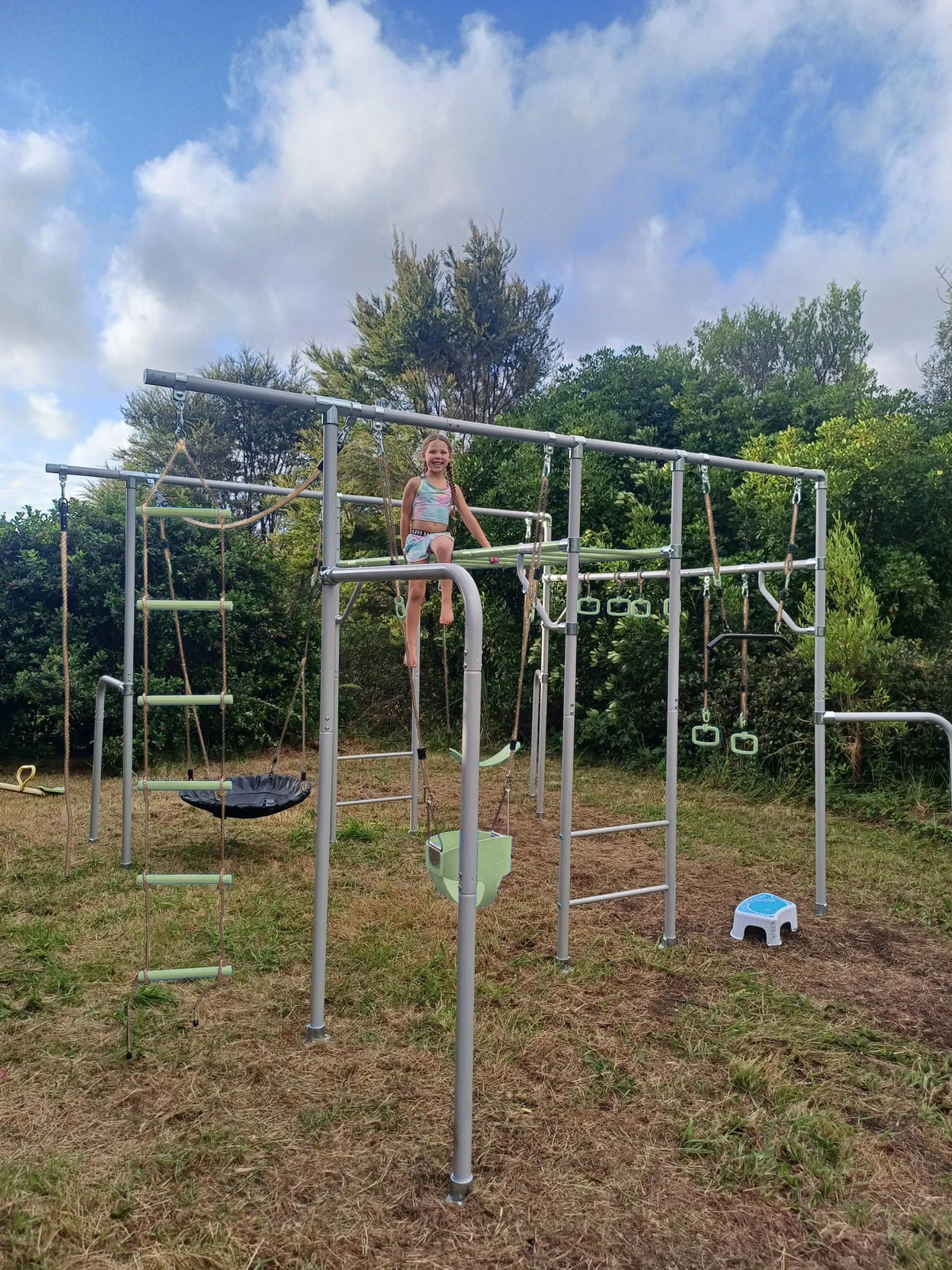 THE XL in green in a family garden