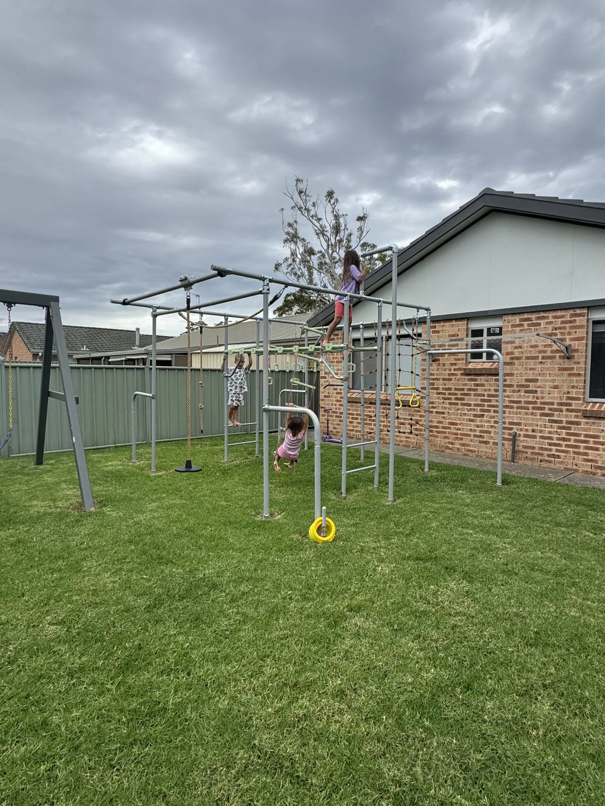 THE XL in green in a family garden